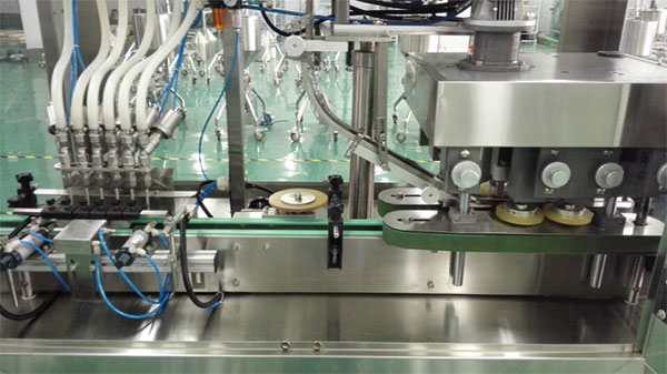 護理液灌裝旋蓋生產(chǎn)線實拍