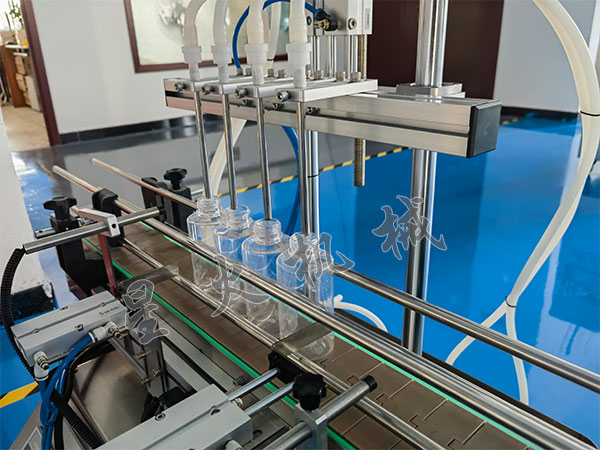 小瓶液體灌裝機(jī)設(shè)備細(xì)節(jié)